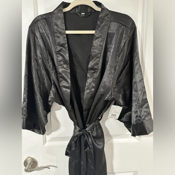 NWT David’s Bridal Mrs. Satin Robe - Picture 3 of 9